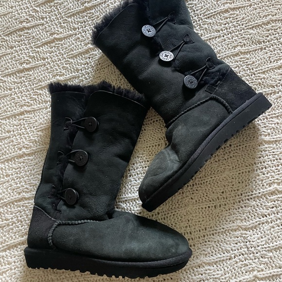UGG Girls' Bailey Button Triplet II Boots - Picture 4 of 8